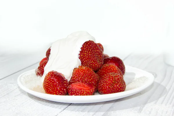 Fresa en plato blanco — Foto de Stock