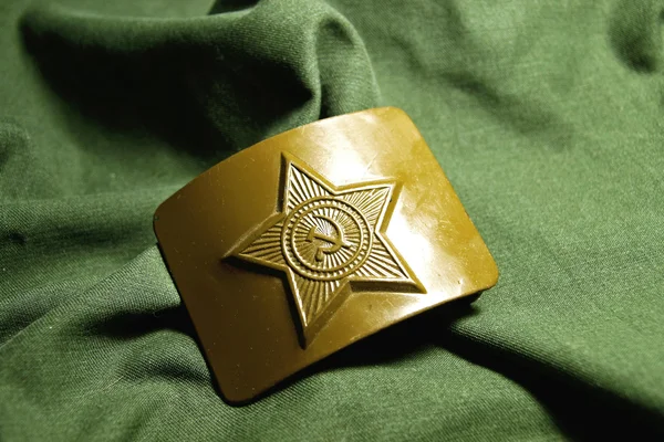 Sovjetisk soldat khaki spänne på gröna Royaltyfria Stockbilder