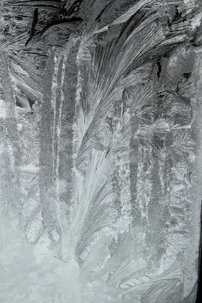 Patrones de hielo en una ventana — Foto de Stock