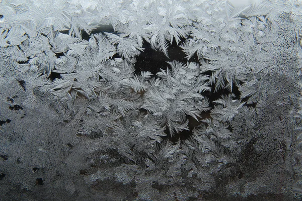 Patrones de hielo en una ventana — Foto de Stock