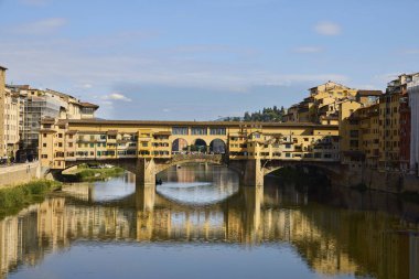 Floransa (İtalya), 3 Eylül 2021. Eski Köprü. Ponte Vecchio, Floransa 'da Arno Nehri üzerinde bulunan bir ortaçağ köprüsü. Şehrin bir sembolü ve dünyadaki en ünlü köprülerden biri, korunmuş az sayıdaki yaşam olan köprülerden biri.