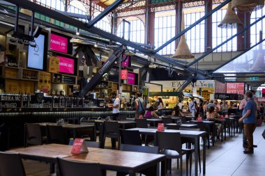 Floransa (İtalya), 3 Eylül 2021. Market restoranları. Floransa pazarında tipik Toskana ürünleri olan bar ve restoranlar var..