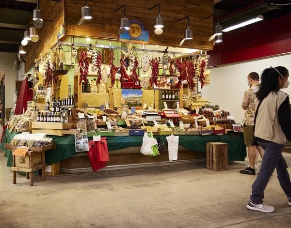 Floransa (İtalya), 3 Eylül 2021. Market tezgahı. Floransa 'nın merkez pazarı, ünlü sosisleri de dahil olmak üzere tipik Toskana ürünlerine sahiptir..