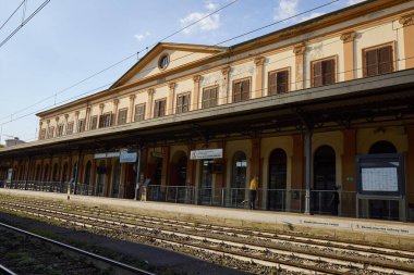 Lucca (İtalya), 7 Eylül 2021. Tren istasyonu. Lucca, Orta İtalya 'da Toskana eyaletinde yer alan bir şehirdir. Eş anlamlı bölgenin başkentidir. Yaklaşık 88.000 nüfusu var..