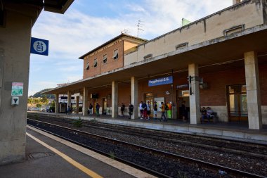 Poggibonsi (İtalya), 7 Eylül 2021. Tren istasyonu. Poggibonsi, Tuscany ilinin Siena ilçesine bağlı 28.907 kişilik bir İtalyan komünü..