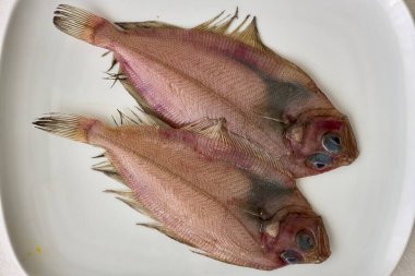 Bir tepside birkaç küçük taban. Düz bir balık.