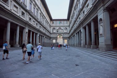 Floransa (İtalya), 5 Eylül 2021. Uffizi Galerisi. Floransa 'da dünyanın en eski ve en ünlü sanat koleksiyonlarından birine sahip bir saray ve müzedir. Floransa 'nın en çok izlenen turistik merkezlerinden biri olarak kabul ediliyor..