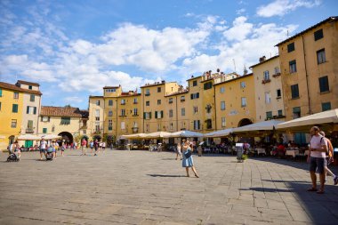 Floransa (İtalya), 13 Eylül 2021. Arno nehrinde gün batımı. Floransa Toskana 'nın başkenti, Rönesans' ın beşiği ve İtalya 'nın en güzel şehirlerinden biridir..