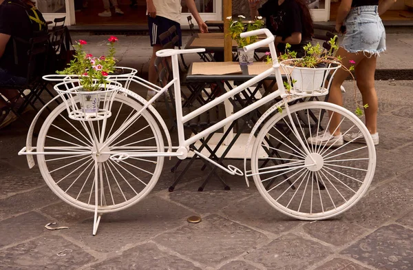 Saksısı Olan Beyaz Bir Bisiklet Bir Sokak Süsü — Stok fotoğraf