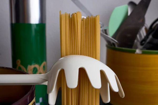 Spaghetti Een Lepel Pasta Meten Roeren Serveren Spaghettimaatregel Een Portie Stockfoto