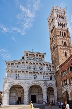Lucca (İtalya), 5 Eylül 2021. Katedralin ön cephesi ve kulesi. Duomo di Lucca, Saint Martin of Tours 'a adanmış Roma Katolik katedrali. Lucca Başpiskoposu 'nun yeri..