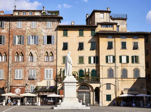 Lucca (İtalya), 5 Eylül 2021. San Miguel Meydanı ve Francisco Burlamacchi heykeli. Toskana Bölgesi 'nde bir şehirdir. Yaklaşık 88.000 nüfusu var.