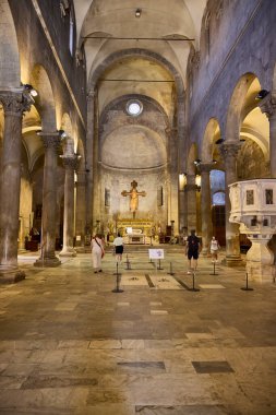 Lucca (İtalya), 5 Eylül 2021. San Miguel Kilisesi 'nin içinde. Antik Roma forumunda inşa edildi. San Miguel Meydanı 'nda yer almaktadır.. 