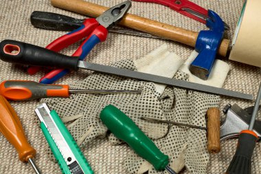 Bir çift alet ve iş eldiveni.