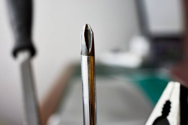 Arkaplanda bir tornavida ucu ve diğer araçların ucunu kapat