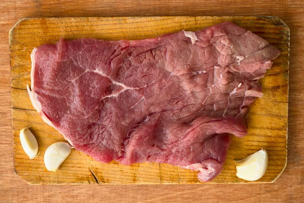 Tahta Üzerinde Galiçya Bifteği Filetosu Biraz Sarımsak Var — Stok fotoğraf
