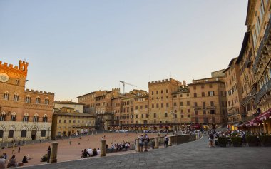 Siena (İtalya), 7 Eylül 2021. Plaza del Campo 'da. Avrupa 'nın en iyi ortaçağ meydanlarından biri olarak kabul edilen Siena, Toskana' nın tarihi merkezinin ana meydanıdır.. 