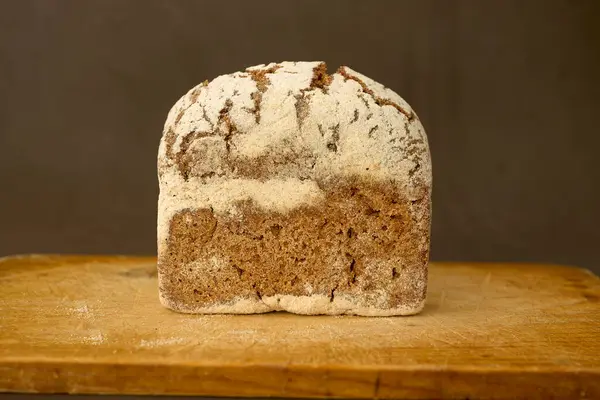 Bucată Pâine Secară Placă Lemn — Fotografie, imagine de stoc