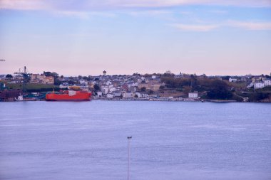 Figueras 'ın panoramik manzarası (Asturias), Cantabrian kıyısındaki Ribadeo nehrinde bir kasaba