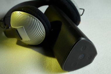 Kulaklıklı siyah taşınabilir hoparlör.