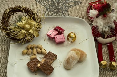 Çeşitli nougat ve badem ezmesi, tipik İspanyol Noel tatlısı.