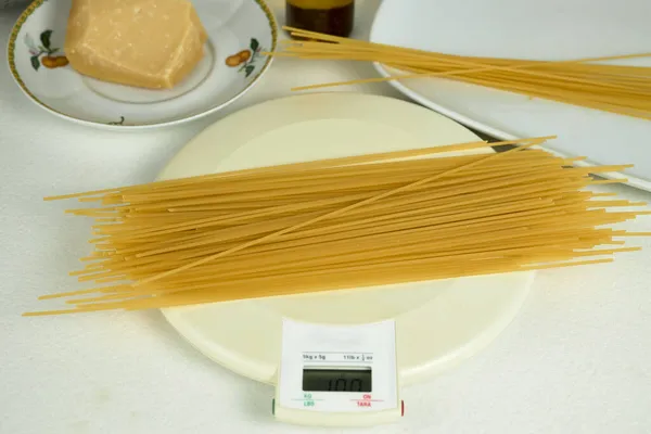 Mani Uomo Spaghetti Mani Uomo Con Spaghetti Utensile Cucina Argentato — Foto Stock