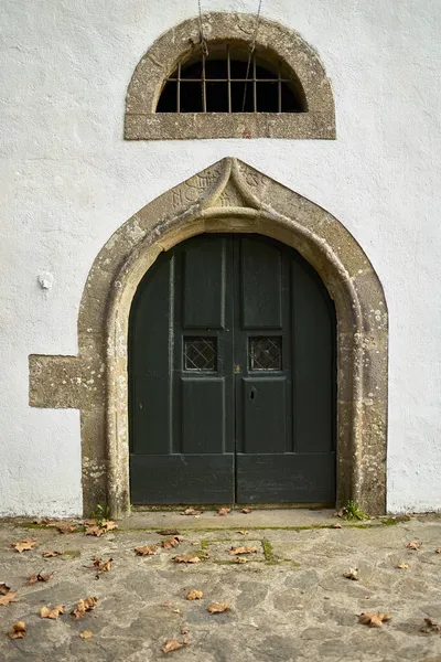 木製のドア 石造りのアーチを持つ古い建物の扉 — ストック写真
