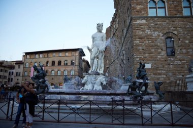 Floransa (İtalya), 7 Eylül 2021. Signoria Meydanı 'ndaki Neptün Heykeli. Floransa 'nın, Toskana' nın merkez meydanı ve şehrin sosyal hayatının kalbi..