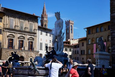 Floransa (İtalya), 7 Eylül 2021. Signoria Meydanı 'ndaki Neptün Heykeli. Floransa 'nın, Toskana' nın merkez meydanı ve şehrin sosyal hayatının kalbi..