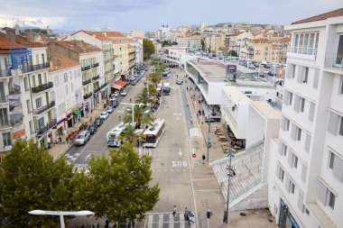 Cannes (Fransa), 20 Eylül 2021. İstasyon Meydanı. Cannes otobüs ve tren istasyonu, Fransız Riviera 'sı, büyük film festivaline ev sahipliği yapıyor..