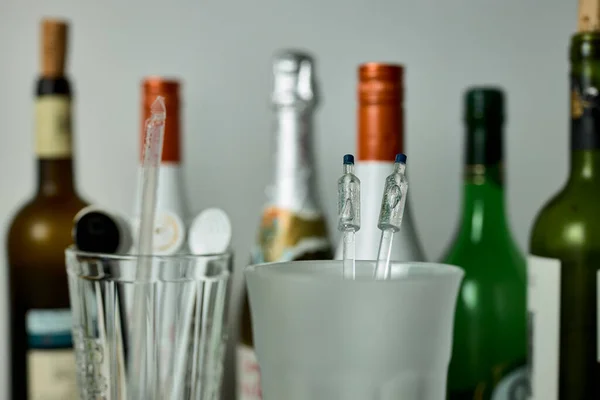 塑料振动器 混合饮料和鸡尾酒用的摇瓶 — 图库照片
