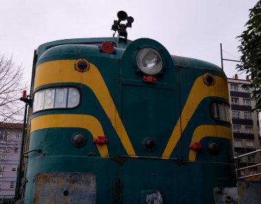 Eski bir lokomotif. Tren makinası servis dışı.