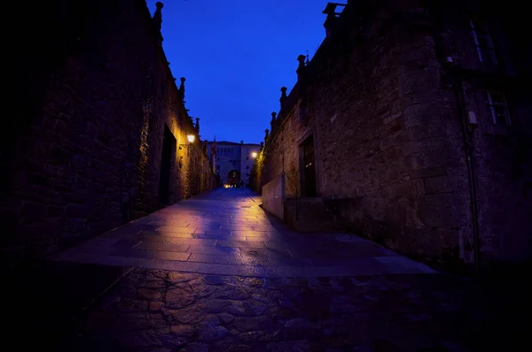Reflecties Een Eenzame Straat Santiago Compostela Een Regenachtige Nacht Rechtenvrije Stockfoto's