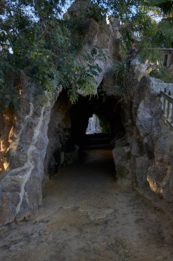 Bir mağarada şelale. Parktaki mağaranın dibindeki şelale.