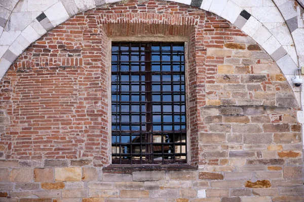 Fenêtre Avec Barreaux Vieille Façade Bâtiment Avec Une Fenêtre Avec — Photo