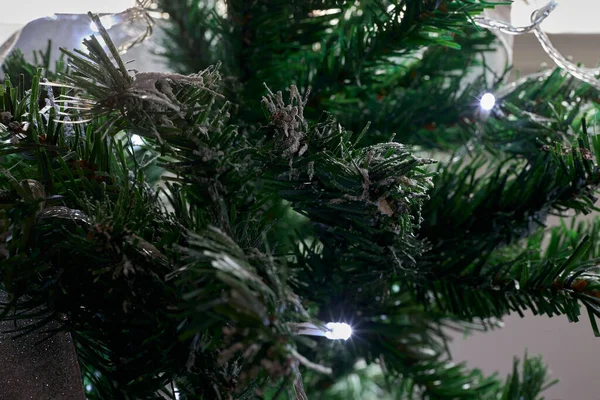 Kersttijd Detail Van Een Kerstboom Met Verlichting Kunstsneeuw — Stockfoto