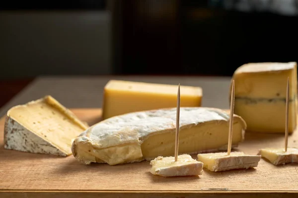 Reblochon Cheese Wooden Board Several Pieces Reblochon Cheese — Fotografia de Stock