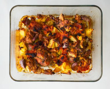 Peynirli tavşan. Keçi peyniri ve patatesli kızarmış tavşan tabağı.