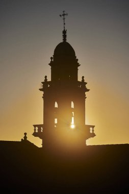 Santiago de Compostela (İspanya), 21 Ocak 2022. Santo Domingo de Bonaval manastırının çan kulesi. İçinde Galiçya Halkı Müzesi var. 17. ve 18. yüzyıllarda barok tarzında inşa edilmiş.