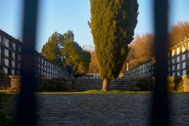 Santiago de Compostela (İspanya), 21 Ocak 2022. Santo Domingo de Bonaval Mezarlığı. Eski mezarlık bir parka dönüştü. Manastırda Galiçya Halk Müzesi var..