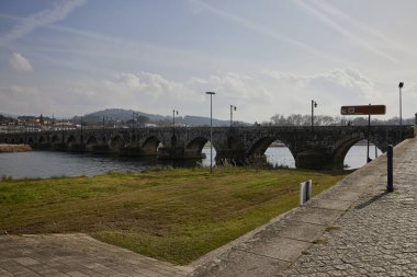 Portekiz 'in kuzeyindeki Ponte de Lima Ortaçağ Köprüsü