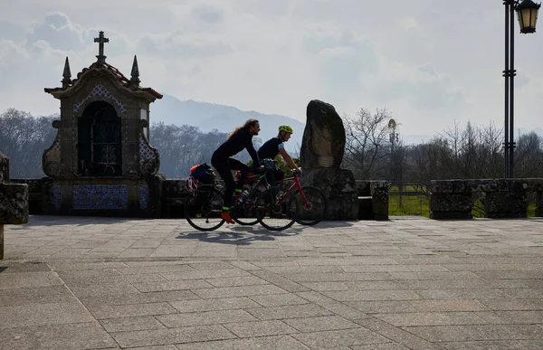 Ponte de Lima (Portekiz), 12 Şubat 2022. Roma köprüsünde bisikletçiler. Ponte de Lima, Portekiz 'in en eski kentidir. Ülkenin kuzeyinde yer almaktadır ve köprüsü ile ünlüdür.