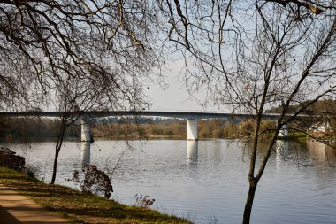 Nehrin üzerindeki köprü. Lima Nehri 'nin Ponte de Lima şehrindeki panoramik manzarası (Portekiz))
