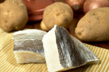 Balık. İki parça patates ve soğanlı morina balığı.