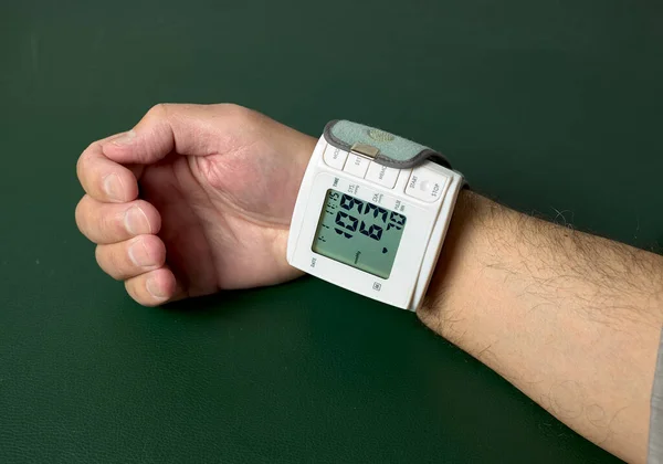 Blutdruck Männerarm Mit Blutdruckmessgerät Zur Medizinischen Kontrolle — Stockfoto