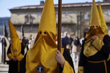 Santiago de Compostela (9 Nisan 2022). Nasıralılar. Kutsal hafta, İspanya 'daki en ciddi kutlamalardan biridir. Hıristiyanlar ya da kardeşlikler dini imgeler taşıyan kapüşonlularla sokaklarda dolaşıyorlar..