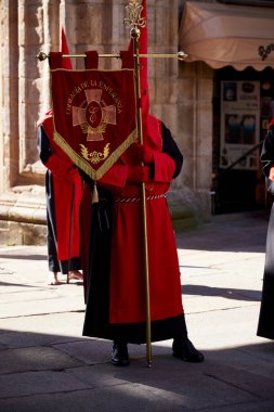 Santiago de Compostela (9 Nisan 2022). Nasıralılar. Kutsal hafta, İspanya 'daki en ciddi kutlamalardan biridir. Hıristiyanlar ya da kardeşlikler dini imgeler taşıyan kapüşonlularla sokaklarda dolaşıyorlar..