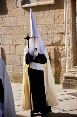 Santiago de Compostela, İspanya (9 Nisan 2022). Kutsal hafta, İspanya 'daki en ciddi kutlamalardan biridir. Hıristiyanlar ya da kardeşlikler dini imgeler taşıyan kapüşonlularla sokaklarda dolaşıyorlar.
