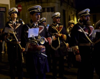 Santiago de Compostela, İspanya (11 Nisan 2022). Kutsal hafta, İspanya 'daki en ciddi kutlamalardan biridir. Hıristiyanlar ya da kardeşlikler dini imgeler taşıyan kapüşonlularla sokaklarda dolaşıyorlar.