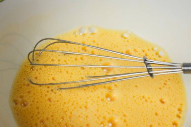 Bir omlet hazırlıyorum. Çırpılmış yumurta ve çırpılmış çırpılmış kase.